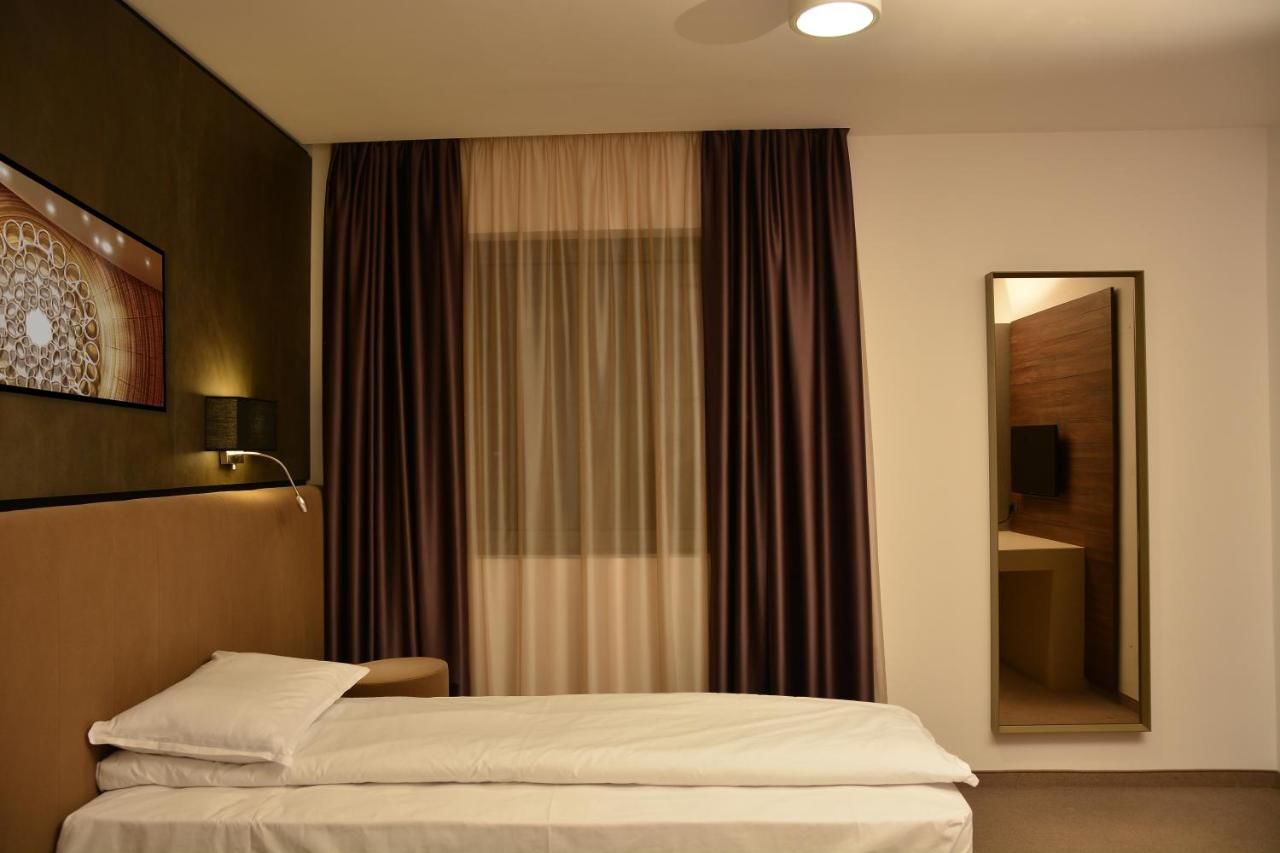 Отель Hotel Lux Divina Брашов-38