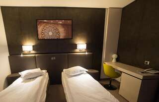 Отель Hotel Lux Divina Брашов Двухместный номер с 2 отдельными кроватями - Пакет услуг «Новогодний»-4